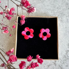 Charger l'image dans la galerie, Flower round studs rouge rose marbré