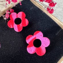 Charger l'image dans la galerie, Flower round studs rouge rose marbré