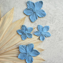 Charger l'image dans la galerie, Boucles d'oreilles fleurs organiques Louly Clay en cinq couleurs, petites boucles d'oreilles modernes et naturelles.