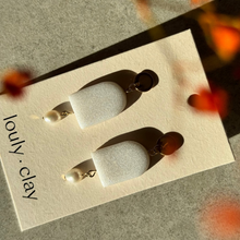 Charger l'image dans la galerie, Boucles d'oreilles Fali Pearl de Louly Clay avec perles colorées en 8 teintes, élégantes et modernes.