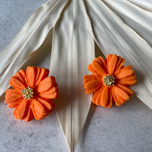 Charger l'image dans la galerie, flower studs - plusieurs couleurs à choix