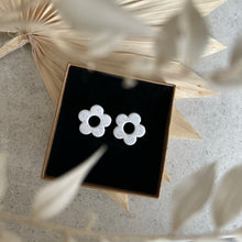 Charger l'image dans la galerie, flower round studs stracciatella