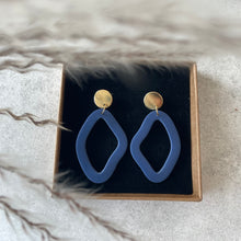 Charger l'image dans la galerie, Boucles d'oreilles Dali mini bleu nuit de Louly Clay, design élégant en argile, photographiées sur fond neutre.