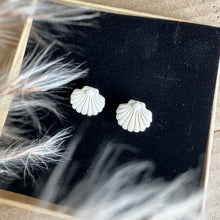 Charger l'image dans la galerie, mini shell studs"