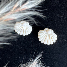 Charger l'image dans la galerie, mini shell studs"