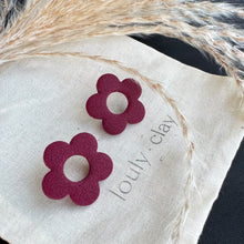 Charger l'image dans la galerie, flower round studs bordeaux