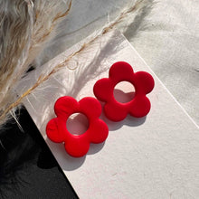 Charger l'image dans la galerie, flower round studs rouge