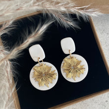 Charger l'image dans la galerie, Boucles d'oreilles bliss blanc de Louly Clay, design élégant en boucle d'oreille avec finition blanche.