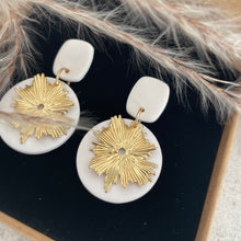 Charger l'image dans la galerie, Boucles d'oreilles bliss blanc de Louly Clay avec boucle d'oreille en pâte polymère, visible en gros plan.