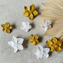Charger l'image dans la galerie, flower studs organic - 4 variantes