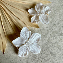 Charger l'image dans la galerie, Boucles d'oreilles fleurs organiques Louly Clay avec 5 couleurs différentes, en forme de petites fleurs élégantes.