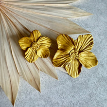 Charger l'image dans la galerie, Boucles d'oreilles fleurs organiques Louly Clay, studie en cinq couleurs différentes, détails floraux visibles.