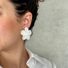 Charger l'image dans la galerie, Boucles d'oreilles fleurs organiques Louly Clay en 5 couleurs, petites boucles d'oreilles florales en argile naturelle.