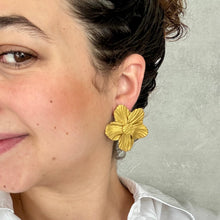 Charger l'image dans la galerie, Studs fleurs en céramique organique Louly Clay, boucle d'oreille colorée à cinq options de couleurs, élégantes et naturelles.