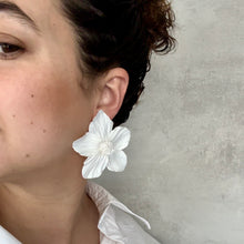 Charger l'image dans la galerie, Boucles d'oreilles fleurs organiques Louly Clay en 5 couleurs, petites boucles d'oreilles en argile naturelle pour un style élégant.