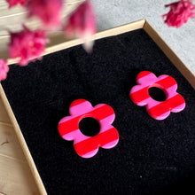 Charger l'image dans la galerie, flower round studs rouge et rose