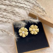 Charger l'image dans la galerie, flower studs - plusieurs couleurs à choix