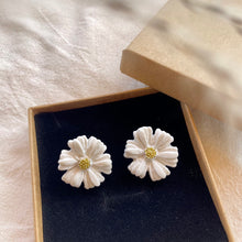 Charger l'image dans la galerie, flower studs - plusieurs couleurs à choix