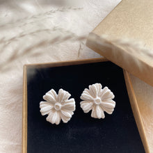 Charger l'image dans la galerie, flower studs - plusieurs couleurs à choix