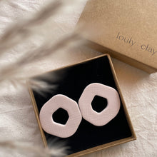 Charger l'image dans la galerie, Boucle d'oreille Bloom en crème structurée par Louly Clay, design élégant avec finition texturée.