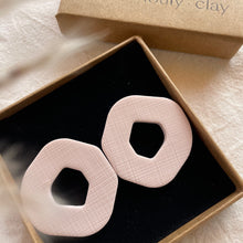 Charger l'image dans la galerie, Boucles d'oreilles Bloom crème structuré de Louly Clay, design moderne avec texture élégante visible sur l'image.