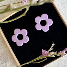 Charger l'image dans la galerie, flower round studs lilas