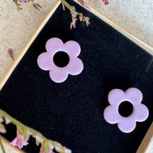 Charger l'image dans la galerie, flower round studs lilas