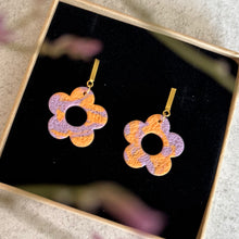 Charger l'image dans la galerie, Flower round dangle orange lilas