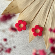 Charger l'image dans la galerie, flower round studs cerise
