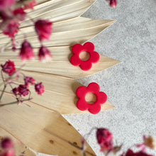Charger l'image dans la galerie, flower round studs cerise