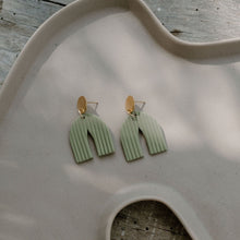 Charger l'image dans la galerie, Ellie arche vert de gris ligné