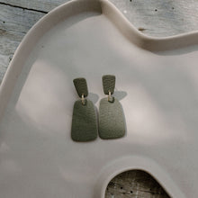 Charger l'image dans la galerie, Boucles d'oreilles Arla kaki de Louly Clay avec boucle en argile colorée et design élégant, vues en gros plan.
