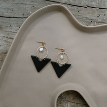 Charger l'image dans la galerie, Boucle d'oreille Jolene noire de la marque Louly Clay, en forme de boucle élégante avec finition matte visible sur l'image.