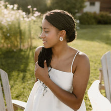 Charger l'image dans la galerie, flower round studs rouge