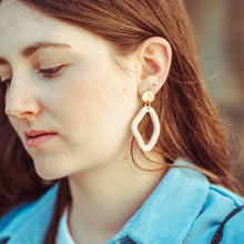 Charger l'image dans la galerie, Boucles d'oreilles Dali mini bleu nuit de Louly Clay, design en boucle avec finition brillante, portée élégante et moderne.