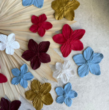 Charger l'image dans la galerie, Boucles d'oreilles fleurs organiques Louly Clay en 5 couleurs, avec motifs floraux et design délicat.
