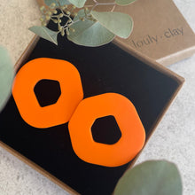 Charger l'image dans la galerie, Boucles d'oreilles Bloom orange de Louly Clay, design en boucle avec couleur orange vive.
