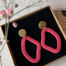 Charger l'image dans la galerie, Boucle d'oreille Dali mini rosé de Louly Clay, design en boucle élégante et colorée, vue de face.
