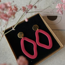 Charger l'image dans la galerie, Boucles d'oreilles Dali mini rosé de Louly Clay, en argile, avec design délicat et couleur rosée.
