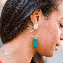 Charger l'image dans la galerie, Boucles d'oreilles wima vert portées
